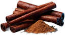 Paus de canela com um monte de canela em pó
