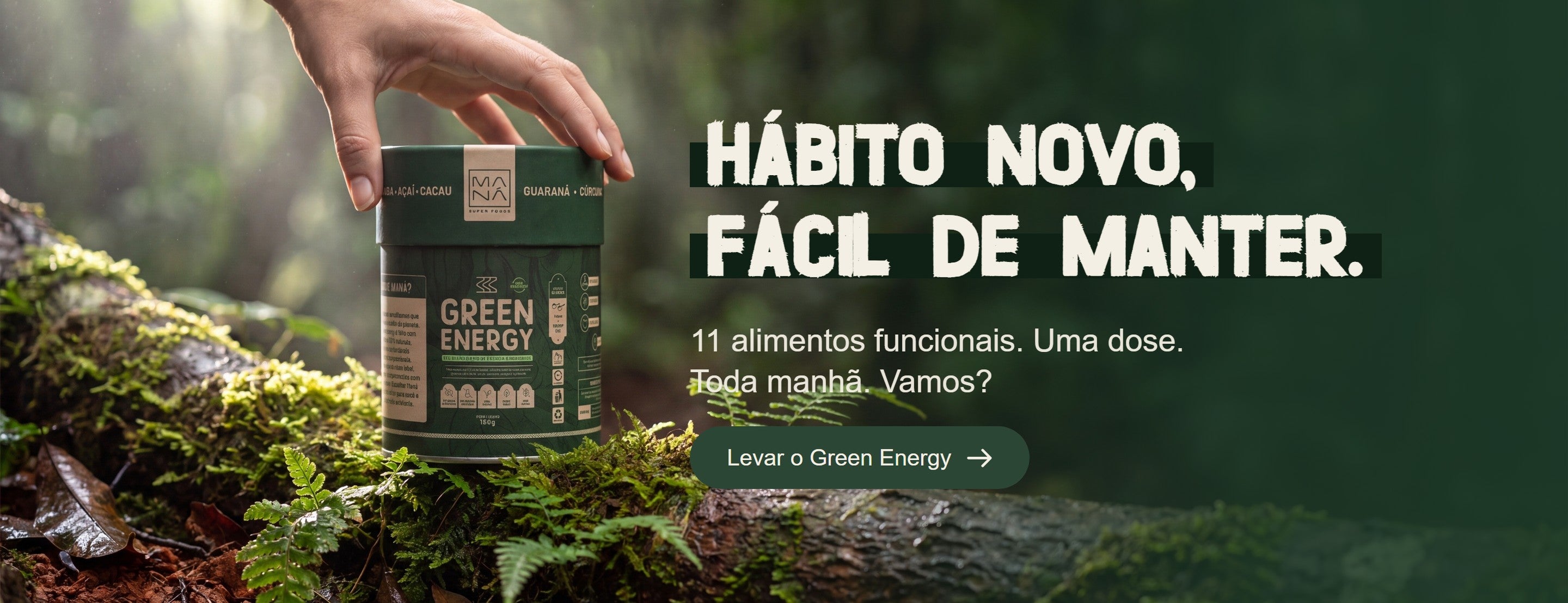 Lata de Green Energy sobre tronco coberto de musgo, mão retirando-a