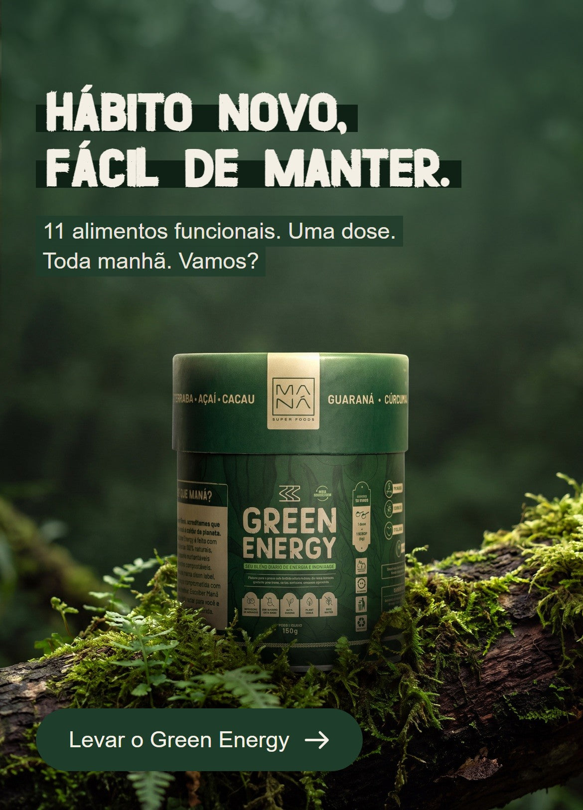 Lata de Green Energy sobre tronco coberto de musgo, mão retirando-a