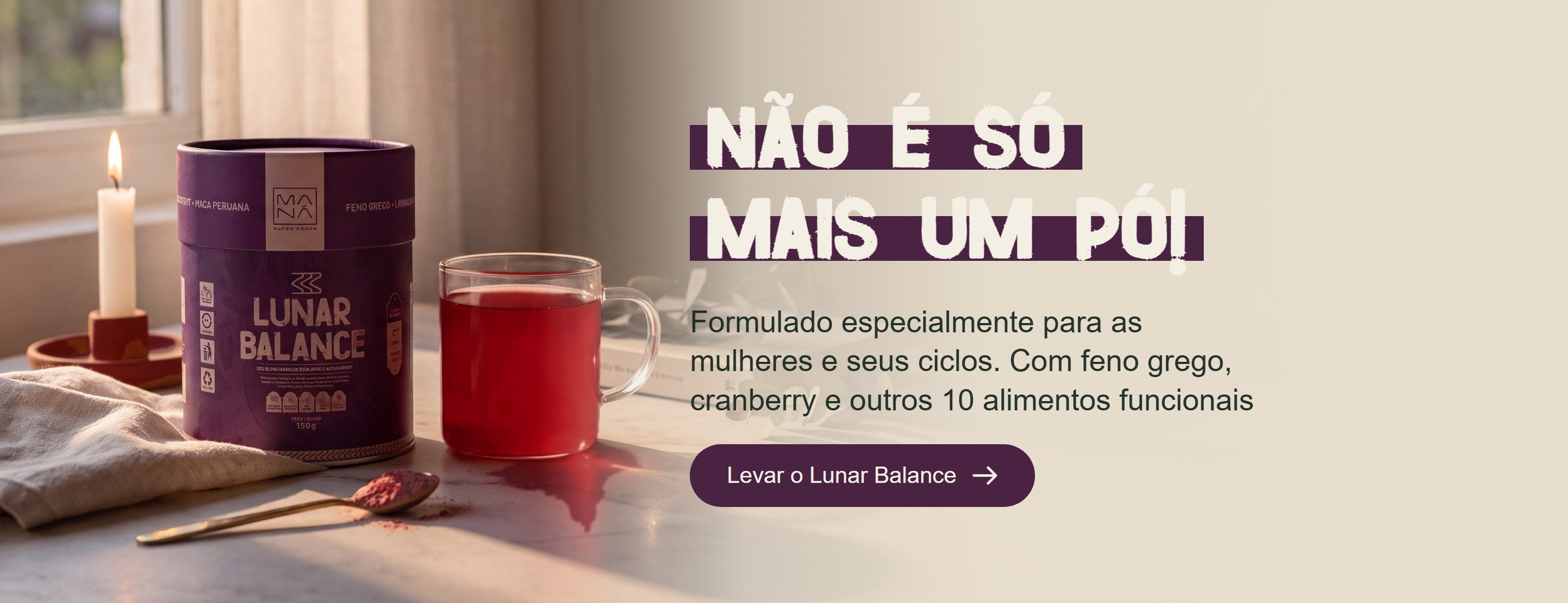 Lata de Lunar Balance ao lado de caneca com bebida vermelha, vela e linho